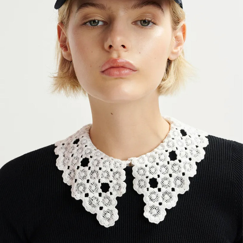 Essentiel Antwerp | HALAMO Black ribbed knitted polo top with removable lace collar - Collector Store