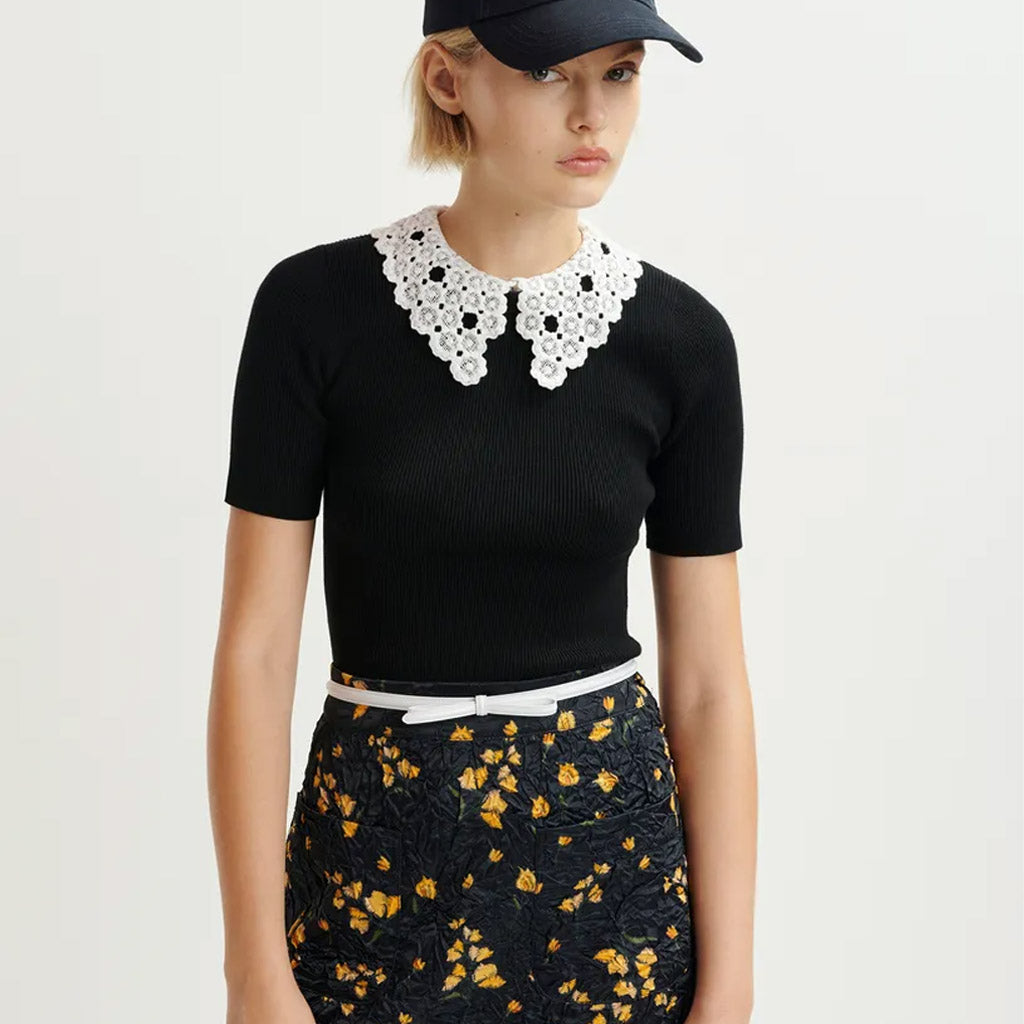 Essentiel Antwerp | HALAMO Black ribbed knitted polo top with removable lace collar - Collector Store